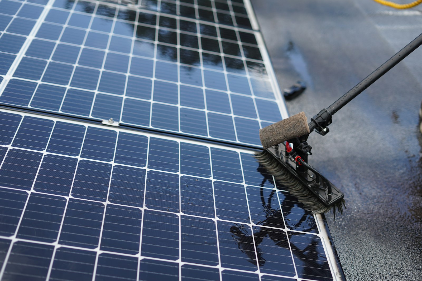 Reinigung von Solarmodulen mit einer Rotationsbürste und reinem Wasser