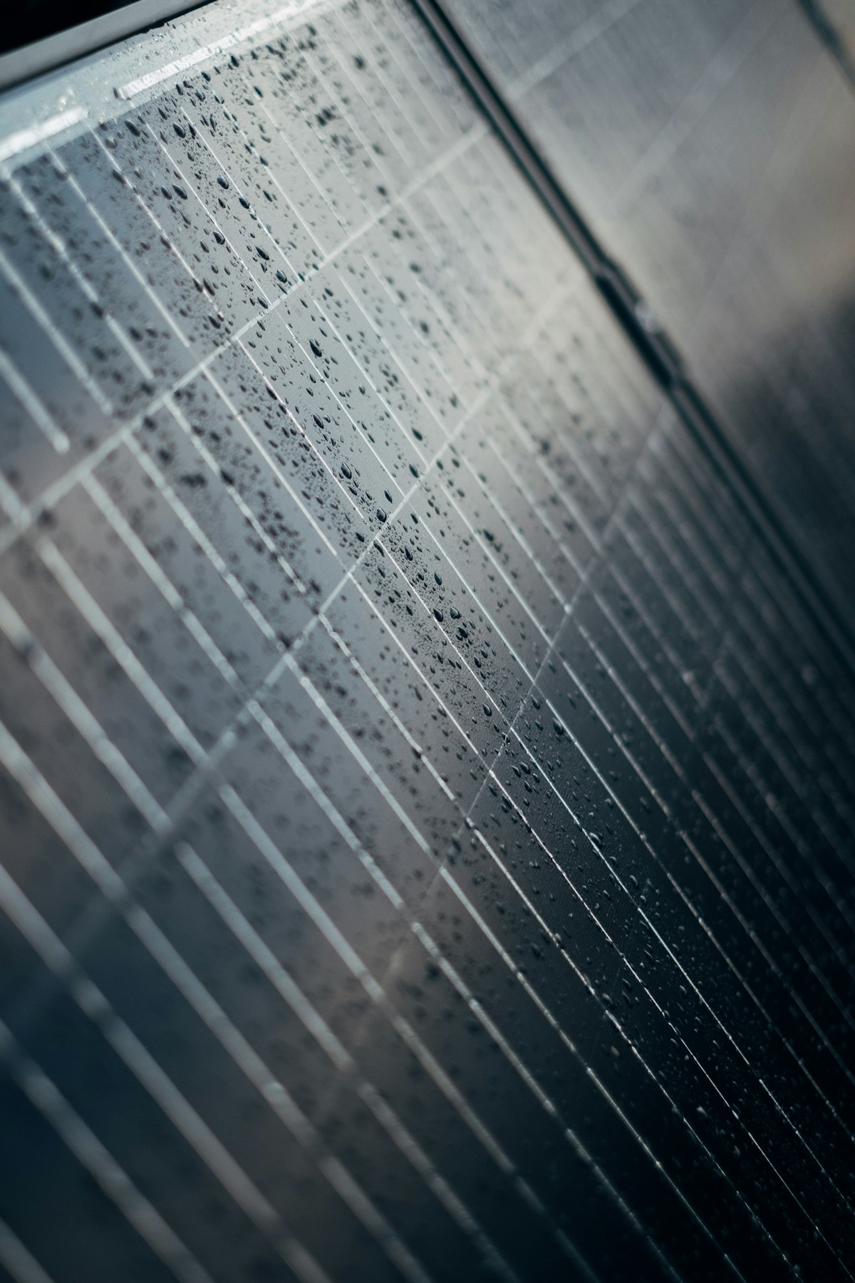 Wassertropfen auf einem Solarmodul